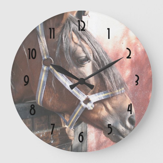 Grande Horloge Ronde Joli cheval de baie dans une écurie ensoleillée (Recto)