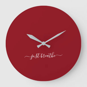 Grande Horloge Ronde Juste respirer bordeaux élégant script yoga 