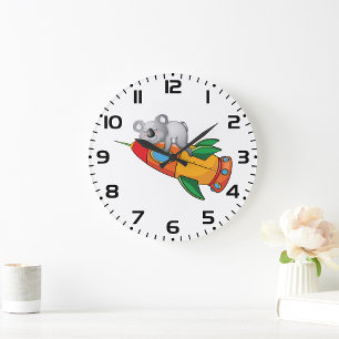 Grande Horloge Ronde Koala dormant sur une fusée colorée