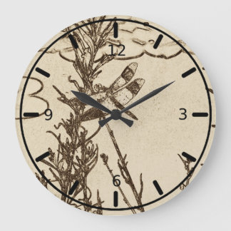 Grande Horloge Ronde Libellule en vol près de croquis d'étang