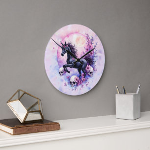 Grande Horloge Ronde Licorne éclairée par la lune parmi les roses oubli
