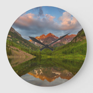 Grande Horloge Ronde Maroon Bells se reflètent dans le lac calme Maroon