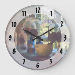 Grande Horloge Ronde Mortier, pilon et bouteilles par la fenêtre