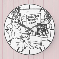 Naturist regarde le dessin animé de la télévision.