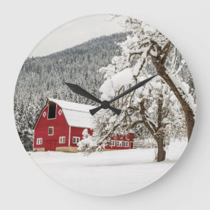Grande Horloge Ronde Neige fraîche sur la grange rouge