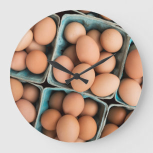 Grande Horloge Ronde Oeufs organiques dans des caisses