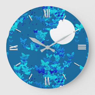 Grande Horloge Ronde Papillons contre ciel bleu nuit, paysage lunaire