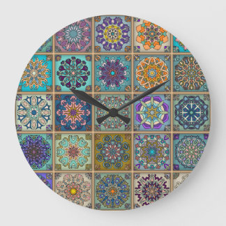 Grande Horloge Ronde patchwork vintage avec éléments de mandala fleuris