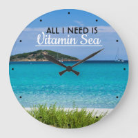 Plage de sable blanc avec eau turquoise vitamine m