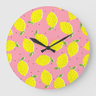 Grande Horloge Ronde Polka rose citron chaotique : Motif d'agrumes