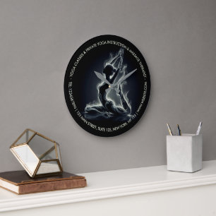 Grande Horloge Ronde Professeur de Yoga Reiki Pose du roi pigeon sur un