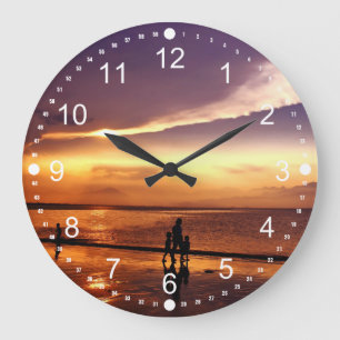 Grande Horloge Ronde Promenade sur la plage au coucher du soleil