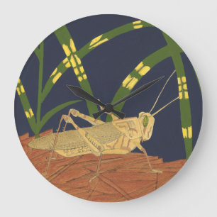 Grande Horloge Ronde Sauterelle dans l'herbe verte sur l'arrière - plan