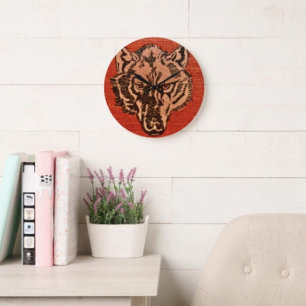 Grande Horloge Ronde Tête de loup sur fond rouge 