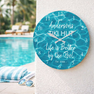 Grande Horloge Ronde Tiki Hut Personnalisé Famille Nom Piscine Bleue