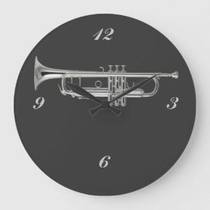 Grande Horloge Ronde Trompette argentée brillante sur l'arrière - pla