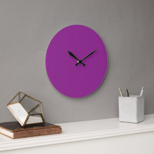 Grande Horloge Ronde Un arrière - plan violet profond accentué par un b