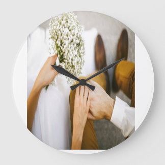 Grande Horloge Ronde Un couple marié serrer la main