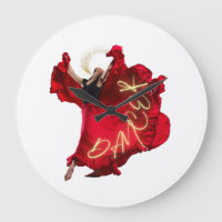 Une femme dansant en robe rouge