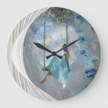 Une femme en robe bleue sur une balançoire