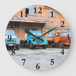 Grande Horloge Ronde vieux camions rouillés de ferme dans le domaine