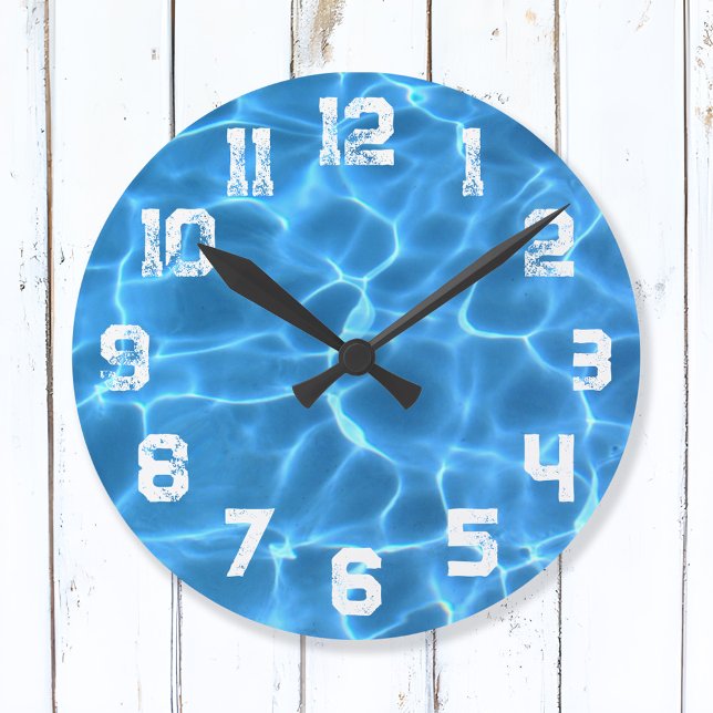 Grande Horloge Ronde White Athletic Grunge Numéros Piscine Bleue (Swimming Team Wall Clock)