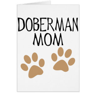 Grande maman de dobermann de pattes