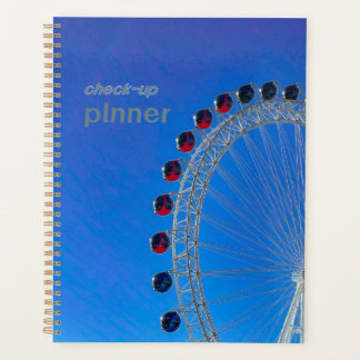 Grande roue avec un beau arrière - plan de ciel