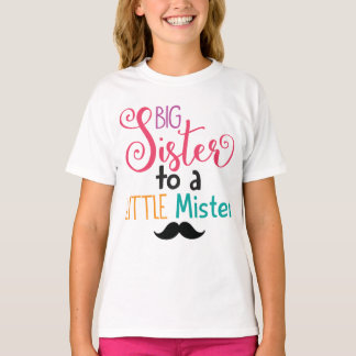 Grande soeur à un petit T-shirt de Monsieur Kids