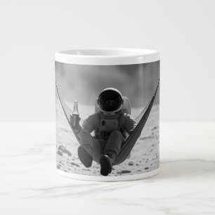 Grande Tasse Astronaute sur la lune avec de la bière