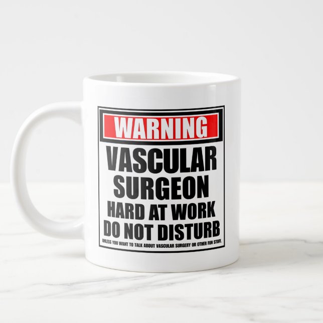 Grande Tasse Avertissement Chirurgien Vasculaire Dur Au Travail (Gauche)