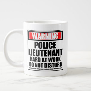 Grande Tasse Avertissement Lieutenant de police dur au travail