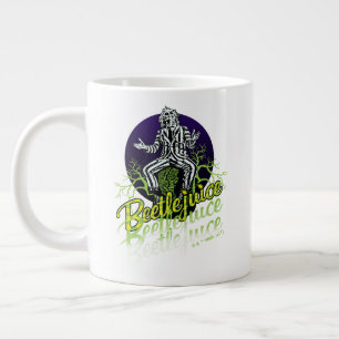 Grande Tasse Beetlejus Assis sur une pierre tombale