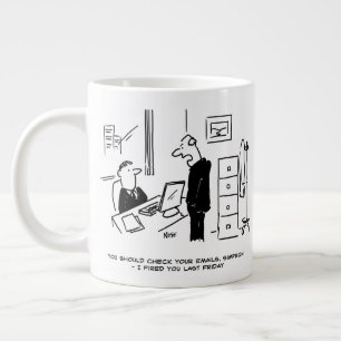 Grande Tasse Boss lance un employé de bureau par courrier élect