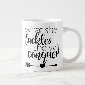 Grande Tasse Ce qu'elle s'attaque, elle va conquérir - Mug