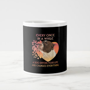 Grande Tasse Chaque Fois Dans L'Atmosphère Pendant Que Le Chien