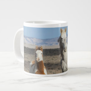 Grande Tasse Chevaux sauvages chez eux dans le bassin de Sandwa