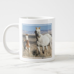 Grande Tasse Chevaux sauvages chez eux dans le bassin de Sandwa