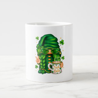 Grande Tasse Cute St Patricks Day Gnome Drinking Coffee
