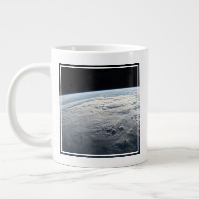 Grande Tasse Cyclone Tropical Idai Au-Dessus De La Côte D'Afriq (Gauche)