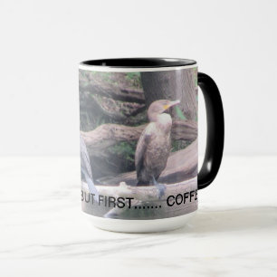 Grande tasse de café avec des couples d'oiseau de