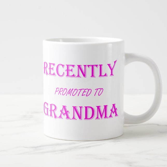 Grande Tasse Dernièrement promu à grand-mère en texte rose (Droite)