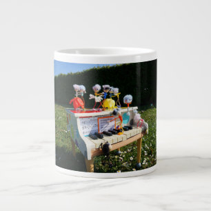 Grande Tasse Des fubby sur le piano qui font de la musique et d