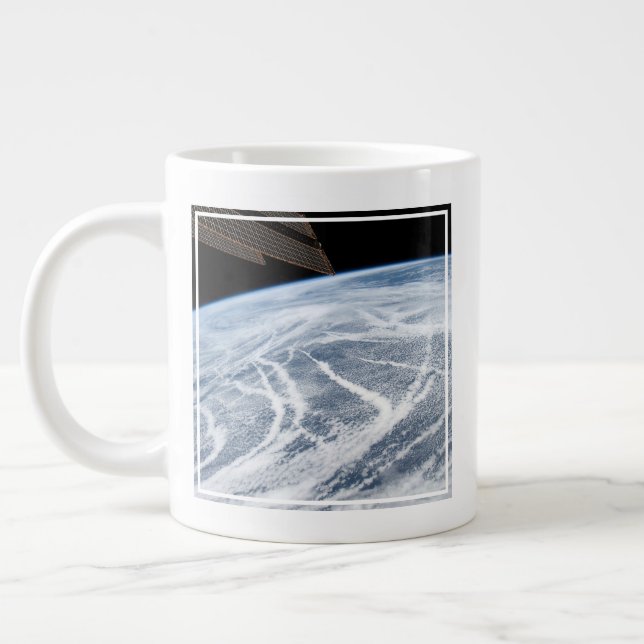Grande Tasse Des Motifs Nuageux Au Sud Des Îles Aléoutiennes. (Gauche)