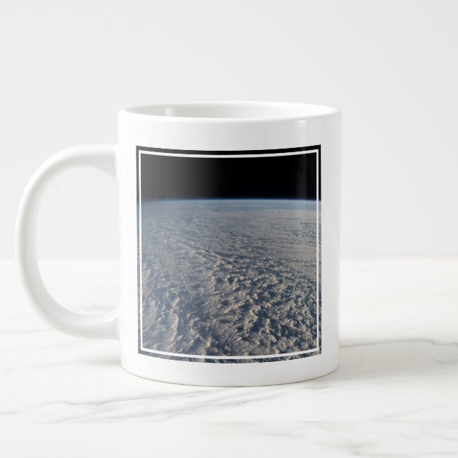 Grande Tasse Des Nuages Stratocumulus Surplombent L'Océan Pacif (Gauche)