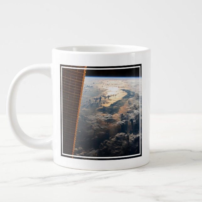 Grande Tasse Des Poutres Sunglint Au Large De La Mer Des Célèbe (Gauche)