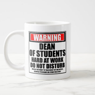 Grande Tasse Doyen D'Avertissement Des Étudiants Dur Au Travail