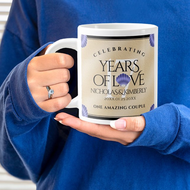 Grande Tasse Élégant 17ème anniversaire de Mariage des obus (17th wedding anniversary jumbo mug held by woman sporting a wedding ring and blue sweatshirt.)