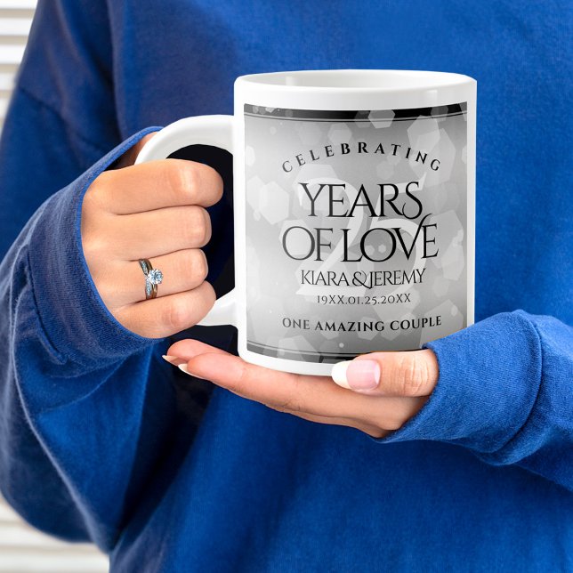 Grande Tasse Élégant 25e anniversaire de Mariage d'argent (25th wedding anniversary jumbo mug held by woman sporting a wedding ring and blue sweatshirt.)
