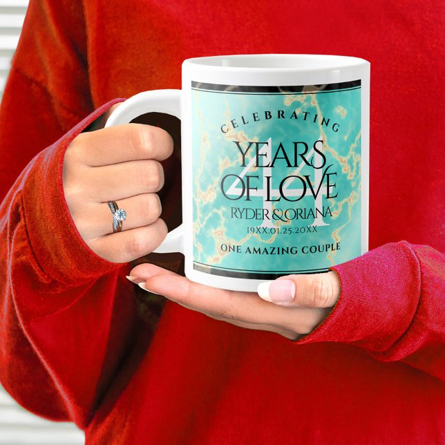 Grande Tasse Élégant 44ème anniversaire de Mariage turquoise (44th wedding anniversary jumbo mug held by woman sporting a wedding ring and red sweatshirt.)